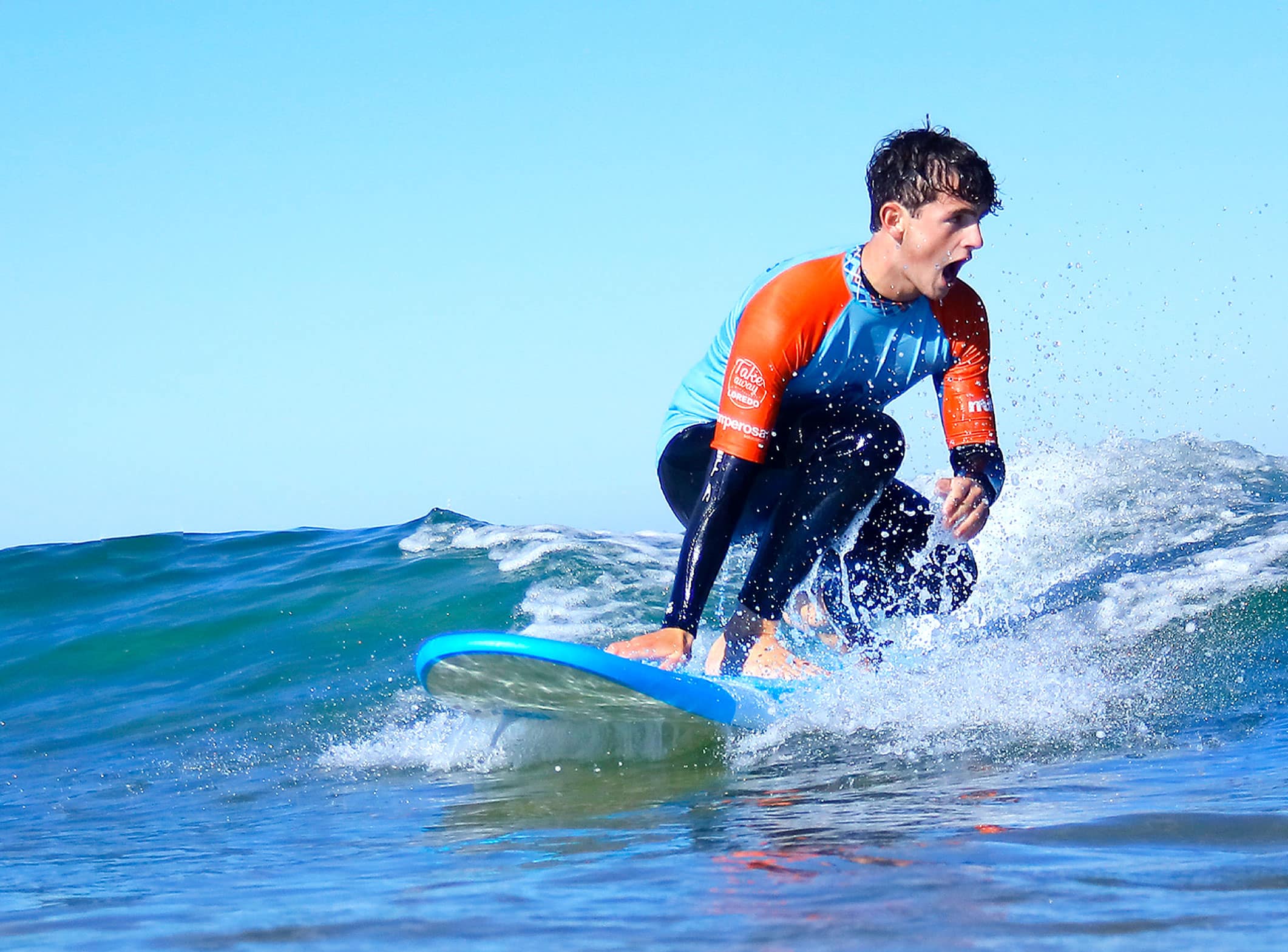 instructor de surf cogiendo una ola