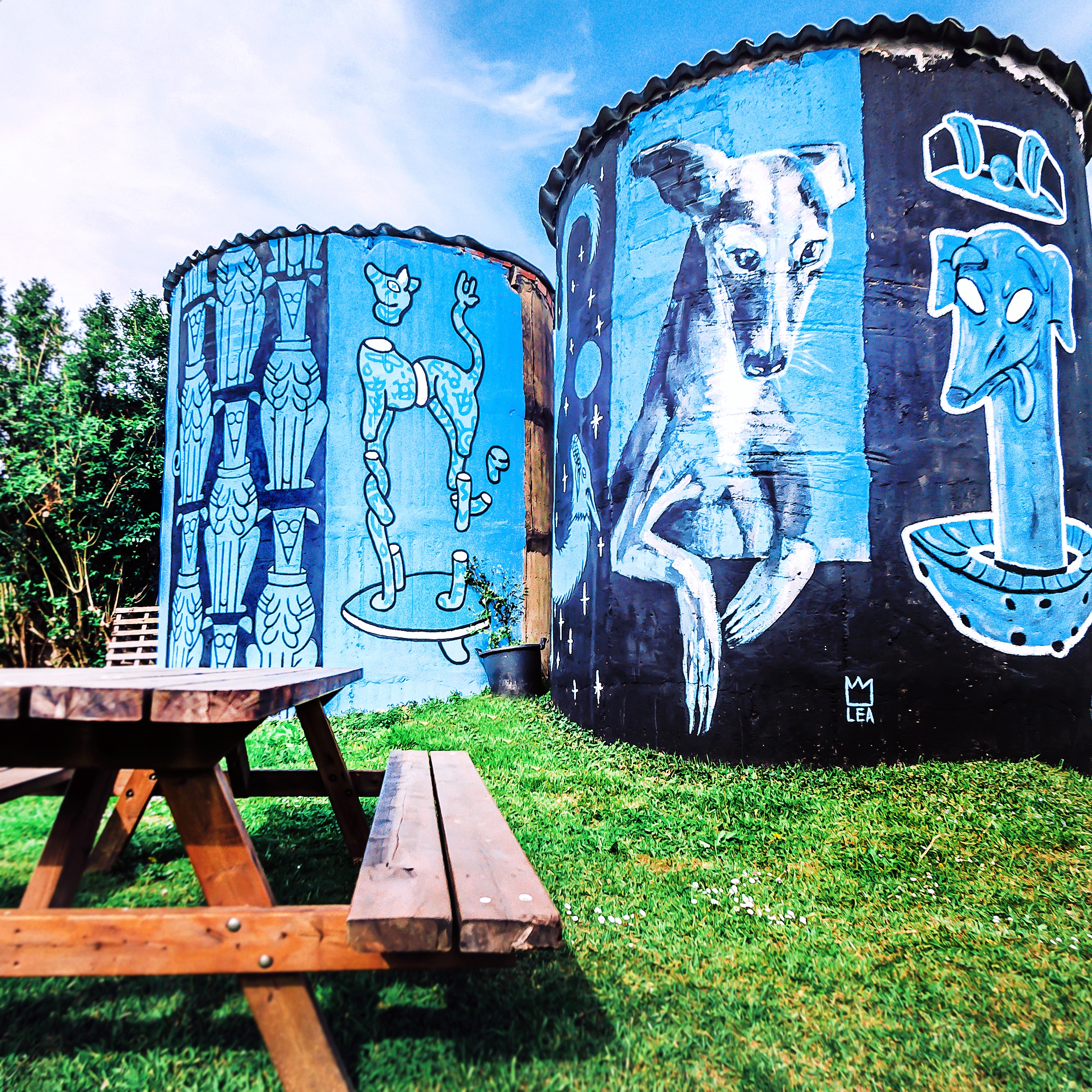 zona comun del jardin con los silos de la surf huse