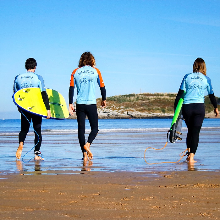 instructor con adultos en clase de surf