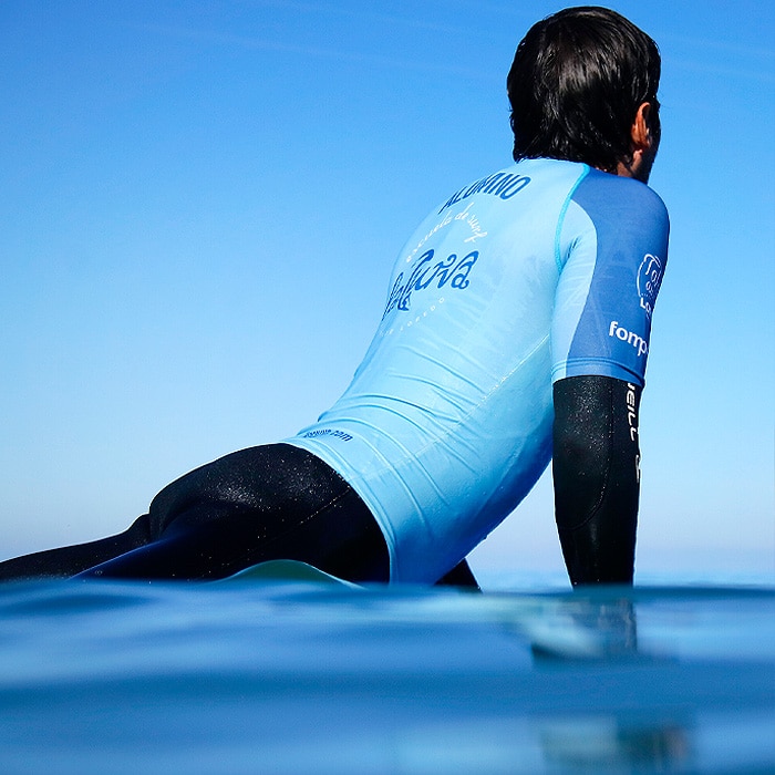 alumno en el agua esperando a la ola