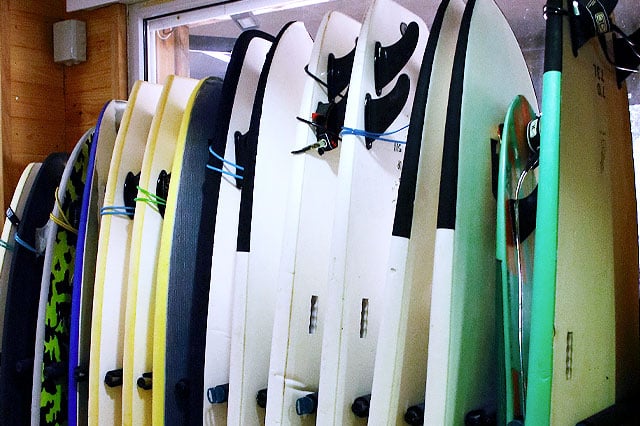 tablas de surf colocadas en la surf shop