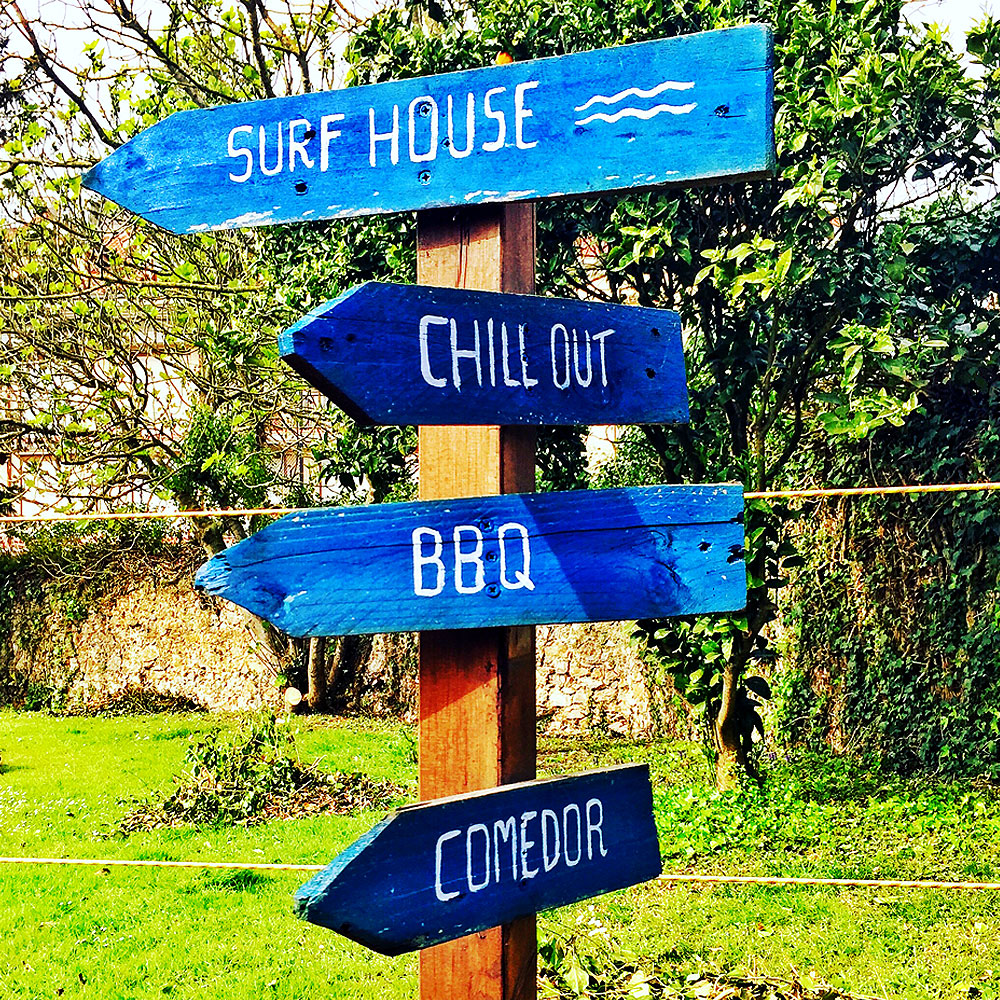 elemento decorativo de senalizacion de las zonas comunes de la surf house
