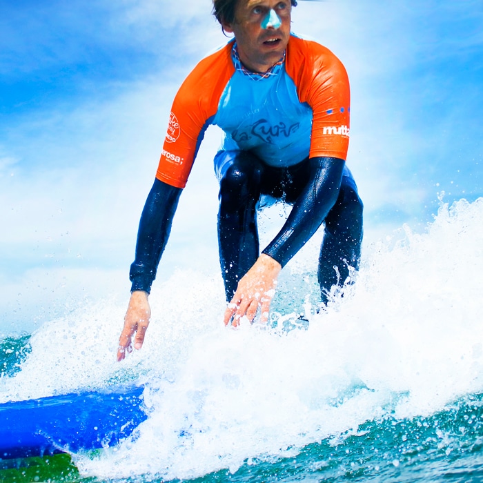 instructor surfeando una ola