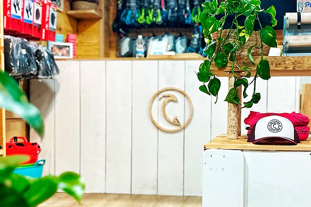 Interior de la Escuela de Surf La Curva, con un ambiente acogedor y funcional, diseñado para ofrecer comodidad y una experiencia completa a los surfistas. Equipamiento y decoración que reflejan la pasión por el surf y el espíritu de la playa