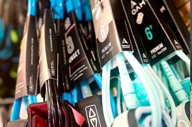 Detalle de leashe en surf shop