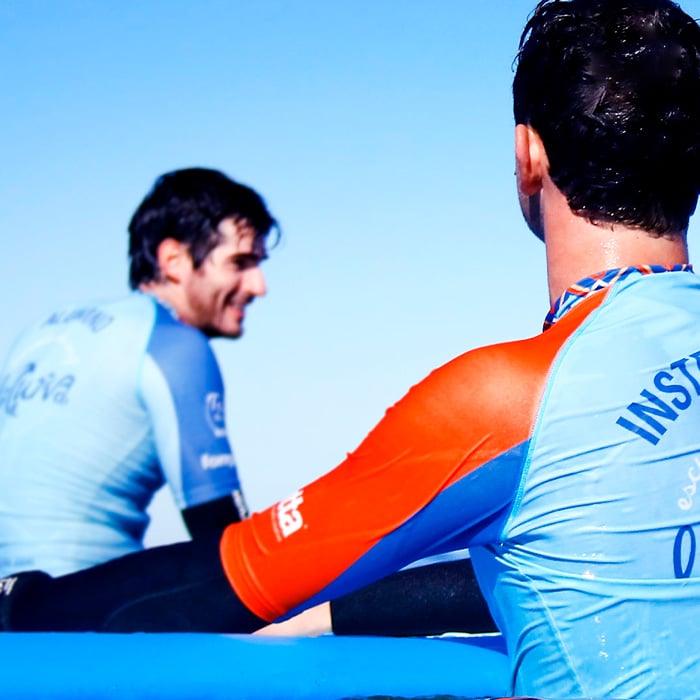 Instructor con alumno en el agua