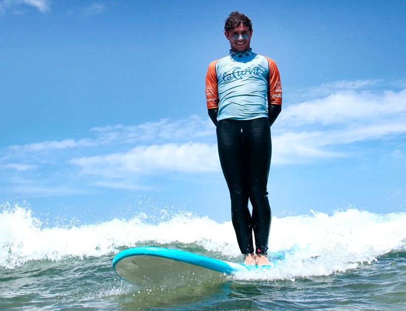 Monitor de surf durante clase