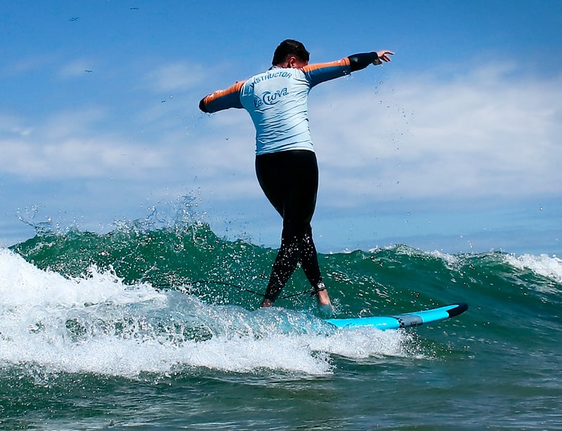 Instructor de surf cogiendo una ola