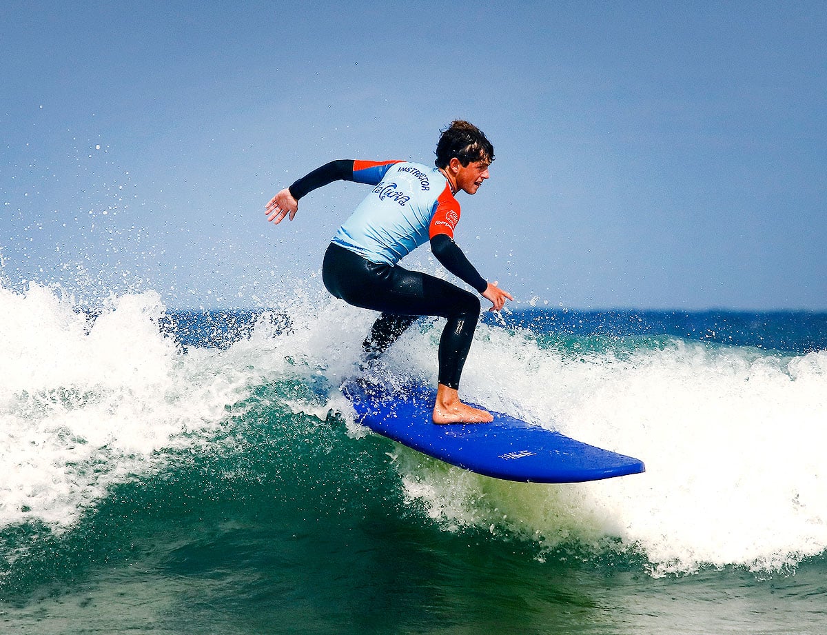 Clases de Surf en Loredo con Monitores