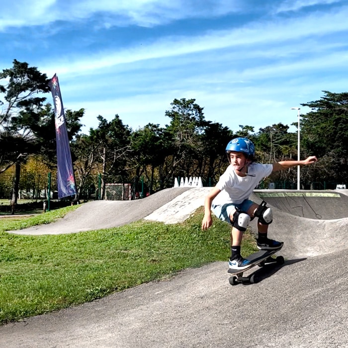 rider en pump tracu en clase de skate