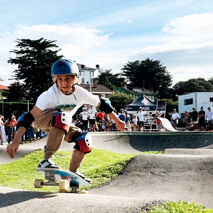 alumno haciendo skate en pump truck